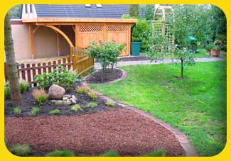 Nostalgische Gartenanlage mit Douglasien- Carport