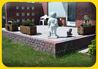 Terrasse mit Cobblestone- Einfassung im modernen Still