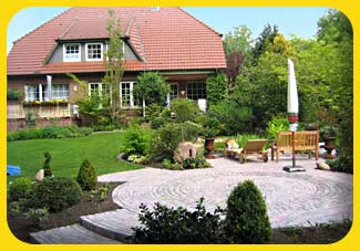 Terrasse aus Cobblestones, Segmentaus- sparungen für Bepflanzung